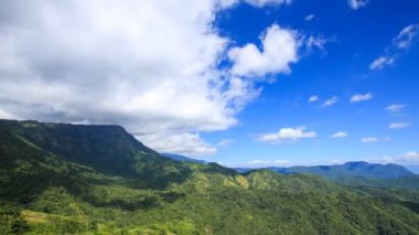 Khao Kho, Phetchabun, Tayland 'da mavi gökyüzü ve bulutlu 4k zaman atlaması