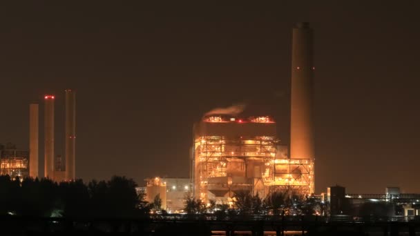 ラヨーンの夜の海のコート近くの発電所の時間経過 — ストック動画