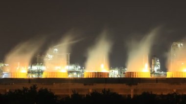 Geceleyin Tayland 'da petrol rafinerisi sanayi fabrikasının soğutma kulesinin hızlandırılması