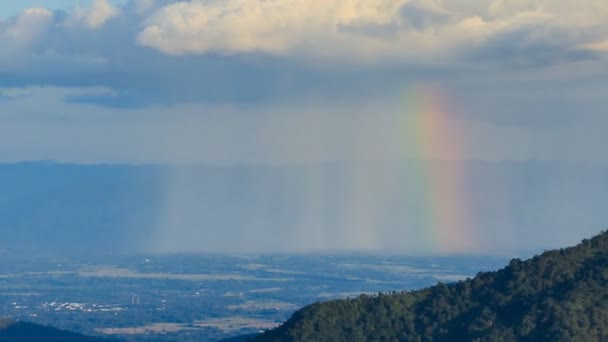 Zeitraffer Einer Wolke Mit Regen Und Regenbogen Über Einem Berg — Stockvideo