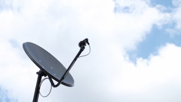 Μαύρο Κεραία Επικοινωνίας Δορυφορικό Πιάτο Πάνω Από Τον Ουρανό Time — Αρχείο Βίντεο