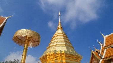 Thailand, Chiang Mai 'de mavi gökyüzü ile Wat Phrathat Doi Suthep tapınağının 4k zaman dilimi