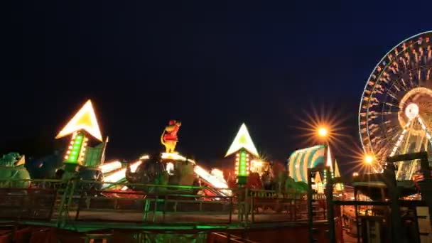 4K夜间游乐园与摩天轮的时差 — 图库视频影像