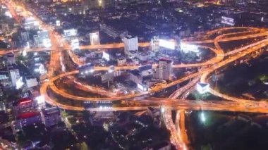 Bangkok 'un Timelapse' ı ana trafik anayolu ile gece görüşü, Tayland
