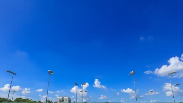 Açık Havada Mavi Gökyüzü Bulutlu Boş Tenis Kortunun Zaman Aşımı — Stok video