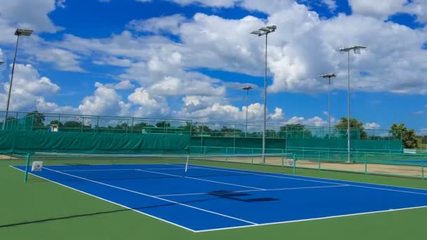 Time Lapse Van Outdoor Lege Tennisbaan Met Blauwe Lucht Wolk — Stockvideo