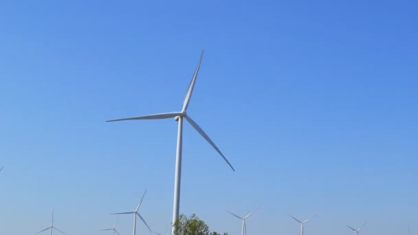 Время Работы Ветряной Турбины Производящей Альтернативную Энергию Голубым Небом — стоковое видео