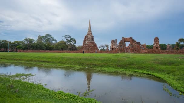 タイのアユタヤ歴史公園にあるワット マハート寺院遺跡の4K時間経過 — ストック動画
