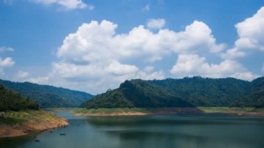 Tayland 'ın Nakhon Nayok ilindeki Khun Dan Prakarn Barajı ve Nehrinin 4k zaman atlaması