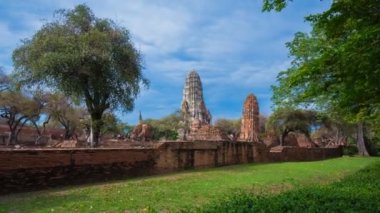 Ayutthaya tarihi parkındaki Wat Ratcha Burana tapınağının zaman aşımı, Tayland