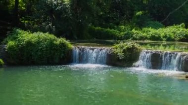 Saraburi, THAILAND 'daki Jed-Sao-Noi (Küçük Yedi Kız) şelalesinin hızlandırılmış görüntüsü