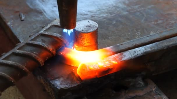 Calefacción Gas Corte Metal Utilizando Antorcha Barra Cuadrada Flexión — Vídeo de stock