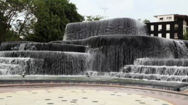 Parkta şelale akıntısı dekorasyonu