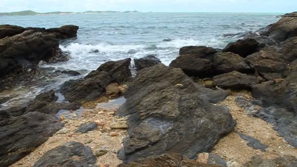 Sea Waves Hitting Rocks Splashing — Stock Video