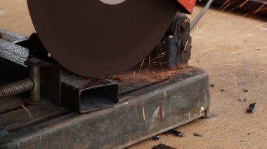 işçi metal kesme ve kesme makinesi ile kıvılcım