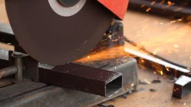 işçi metal kesme ve kesme makinesi ile kıvılcım