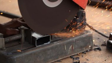 işçi metal kesme ve kesme makinesi ile kıvılcım