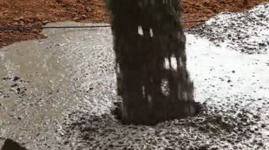 Kaldırımın yükseltilmesi sırasında çimento dökülüyor