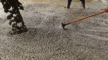 Kaldırımın yükseltilmesi sırasında çimento dökülüyor