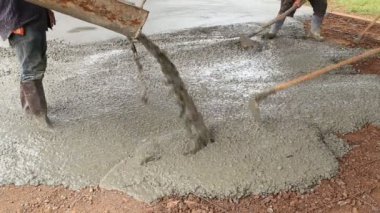 Kaldırımın yükseltilmesi sırasında çimento dökülüyor