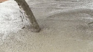 Kaldırımın yükseltilmesi sırasında çimento dökülüyor