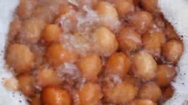 Tencerede su ile haşlanmış yumurta