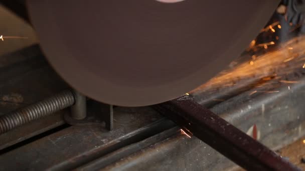 Lavoratore Taglio Metallo Scintilla Con Macchina Taglio — Video Stock
