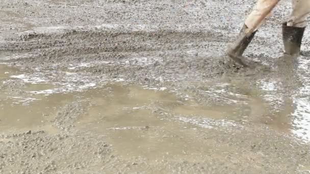 Worker Using Hoe Smooth Wet Cement Surface — 图库视频影像