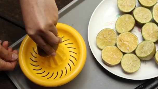 Zubereitung Von Frischem Zitronensaft Der Mit Einer Handentsaftungsmaschine Gepresst Wird — Stockvideo