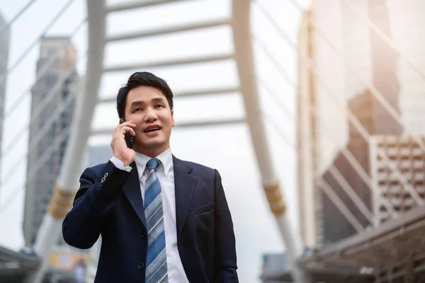 Hombre Negocios Éxito Traje Hablando Teléfono Móvil Ciudad — Foto de Stock