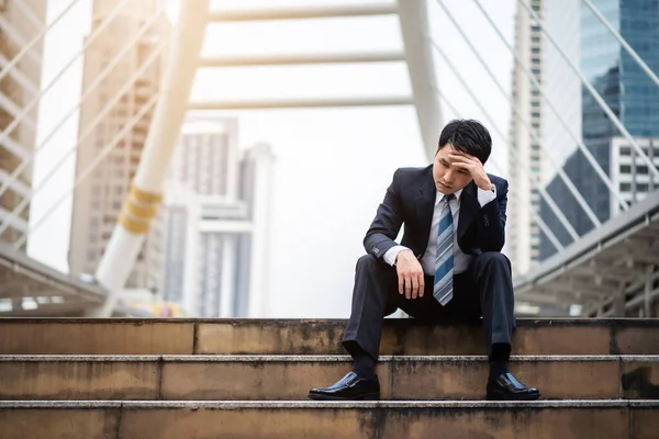 Zestresowany Biznesmen Siedzi Podłodze Mieście — Zdjęcie stockowe