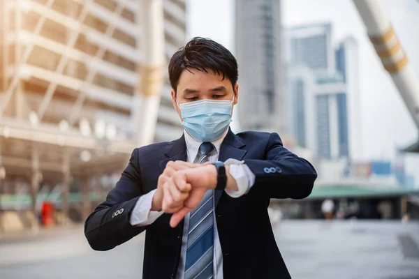 Hombre Negocios Comprobar Tiempo Reloj Uso Máscara Médica Durante Coronavirus — Foto de Stock