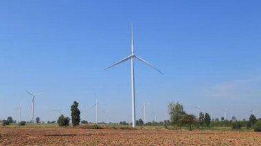 Mavi gökyüzü ile alternatif enerji üreten rüzgar türbini