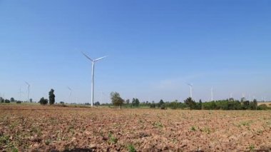 Mavi gökyüzü ile alternatif enerji üreten rüzgar türbini