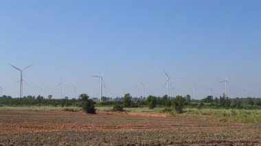 Mavi gökyüzü ile alternatif enerji üreten rüzgar türbini