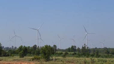 Mavi gökyüzü ile alternatif enerji üreten rüzgar türbini