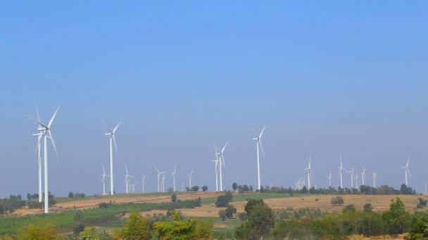Mavi Gökyüzü Ile Alternatif Enerji Üreten Rüzgar Türbini — Stok video