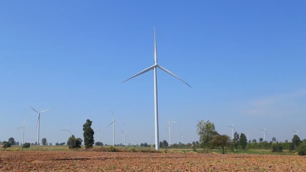 Turbina Eólica Produzindo Energia Alternativa Com Céu Azul — Vídeo de Stock