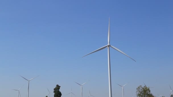 Turbina Eólica Que Produce Energía Alternativa Con Cielo Azul — Vídeo de stock