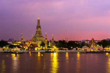 Wat Arun Tapınağı Chao Phraya nehri ile gün batımında Bangkok, Tayland