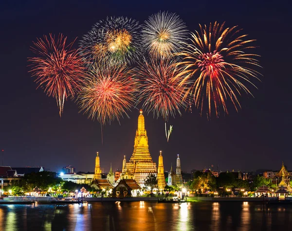 Gece Bangkok Tayland Havai Fişek Kutlamasıyla Wat Arun Tapınağı — Stok fotoğraf