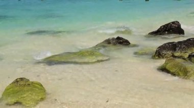 Koh Khai Nok, Tayland 'da denizi olan bir kaya plajı.