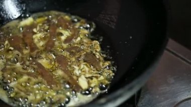 Tavada kızartılmış domuz eti.