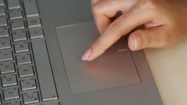 Dizüstü bilgisayarın dokunmatik fare klavyesini kullanan eller