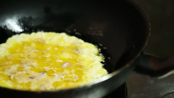 Panning Výstřel Smažené Vaječné Omelety Vaření Horké Pánvi — Stock video