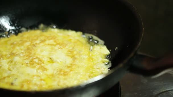 Schwenken Schuss Spiegelei Omelett Kochen Heißer Pfanne — Stockvideo