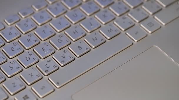 Hand Drückt Die Leertaste Der Laptop Tastatur — Stockvideo