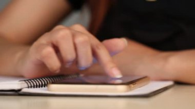 Akıllı telefon dokunmatik ekranı kullanan eller