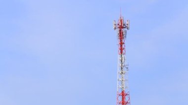 Gökyüzü ile telekomünikasyon direğinin görüntüsü