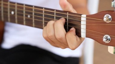 El kamerasıyla akustik gitar çal. 